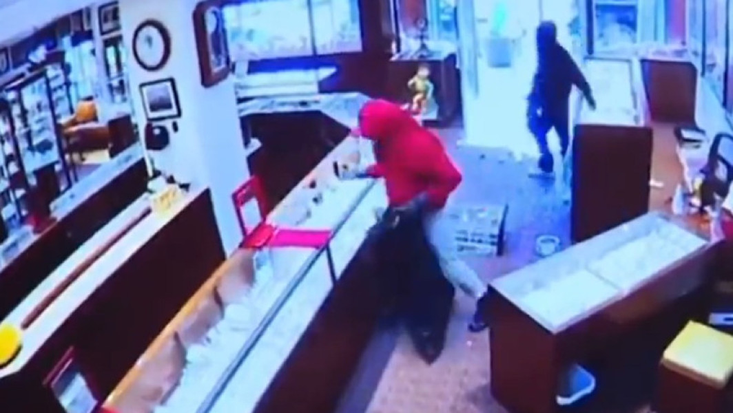 Video Jaf în 90 de secunde, în Seattle: au fost furate ceasuri şi diamante în valoare de 2 milioane de dolari. Hoții au fost filmați