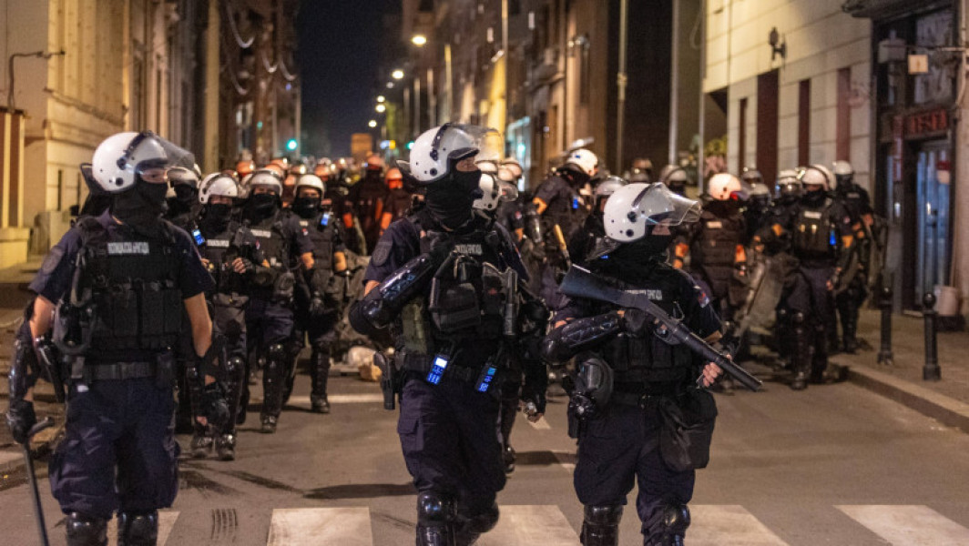 Video&Foto Violențe la protestele antiguvernamentale din Serbia. Poliția, acuzată de brutalitate împotriva manifestanților