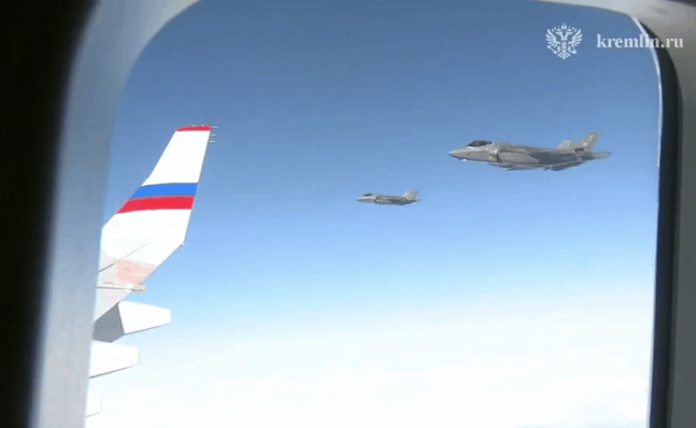 Video Kremlinul anunță că aeronava lui Putin a fost escortată de avioane americane F-35 „în drumul de întoarcere din Alaska spre Rusia”