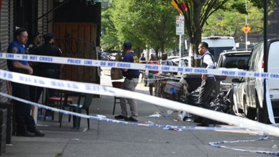 Trei oameni au murit şi nouă au fost răniți, după un atac armat într-un bar din New York