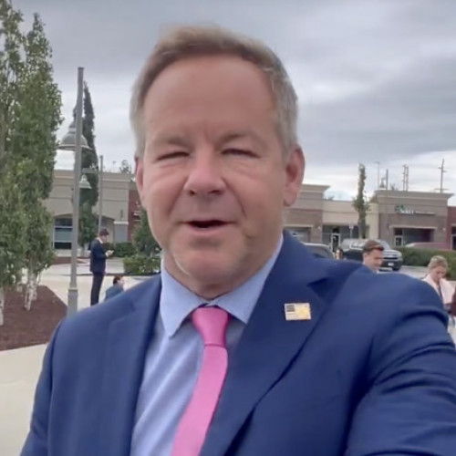 Video Jurnalistul american care l-a întrebat pe Zelenski de ce nu poartă costum a primit un cadou de la delegația rusă venită în Alaska