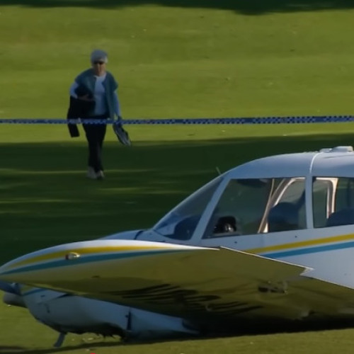 Video Momentul în care un avion încearcă o aterizare forțată și cade pe un teren de golf, în Australia