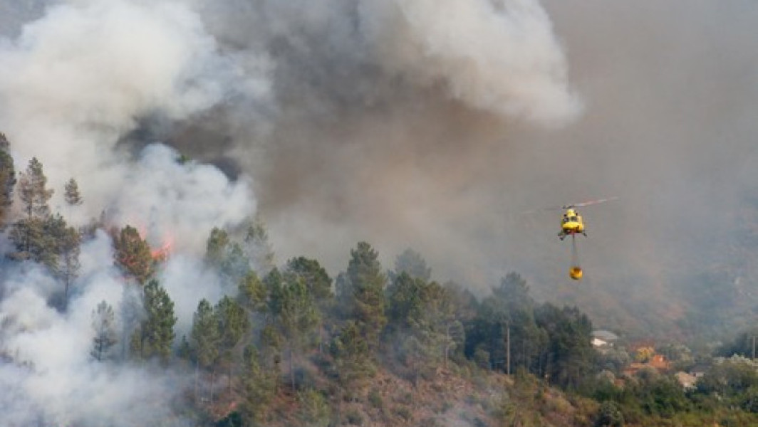 Un pompier a murit după ce o cisternă cu apă s-a răsturnat. Numărul deceselor în incendiile care devastează Spania a ajuns la patru