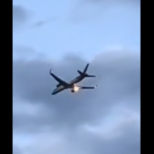 Un avion cu 273 de pasageri la bord a aterizat de urgenţă în Italia cu un motor în flăcări. „Am trimis mesaje de adio”
