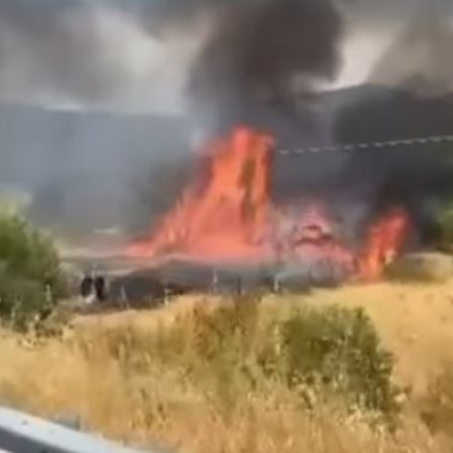 Video Accident grav pe autostradă în Grecia, pe drumul spre Thassos: Trei oameni au murit carbonizați și alți doi sunt grav răniți