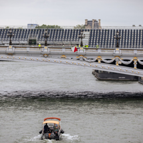 Patru cadavre descoperite de polițiști în fluviul Sena, lângă Paris. Un bărbat a fost arestat, fiind bănuit de crimă