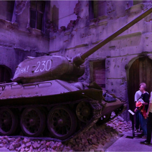 Forțați să lupte în armata inamică pentru a-și salva familiile: De ce o expoziție despre război a provocat un scandal uriaș în Polonia