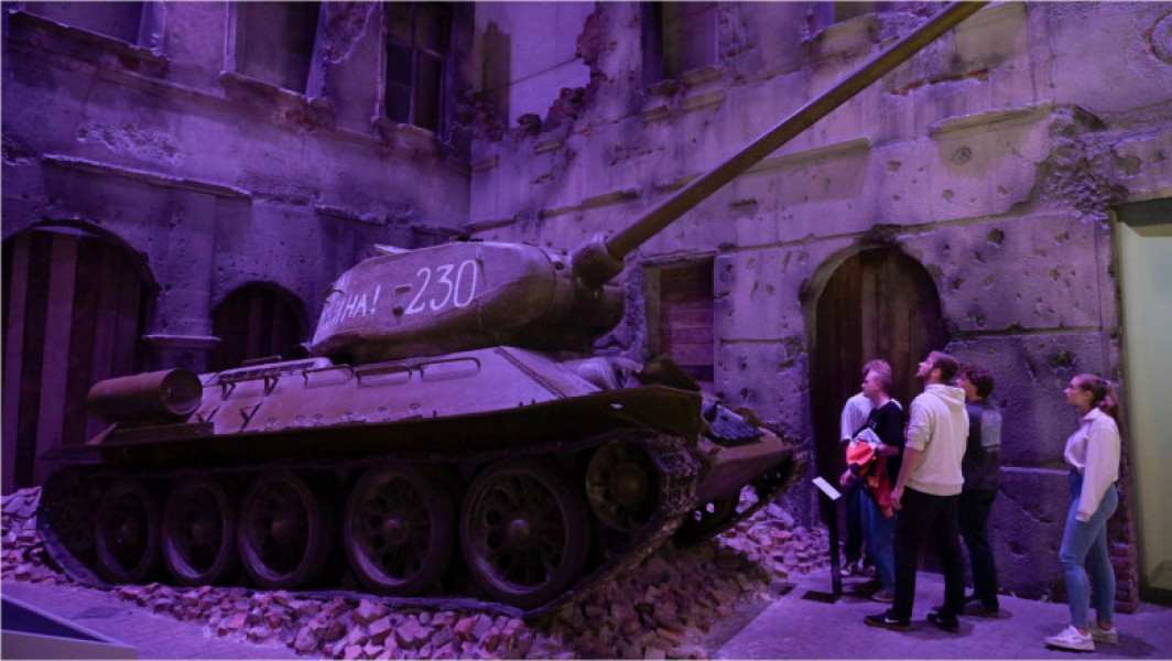 Forțați să lupte în armata inamică pentru a-și salva familiile: De ce o expoziție despre război a provocat un scandal uriaș în Polonia
