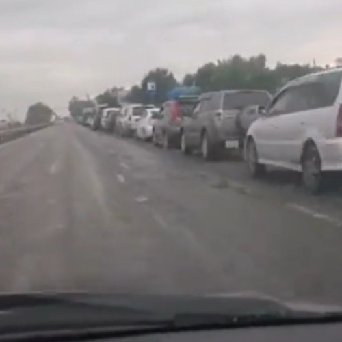 Rușii stau la cozi kilometrice pentru a putea cumpăra benzină. Cum s-a ajuns în această situație