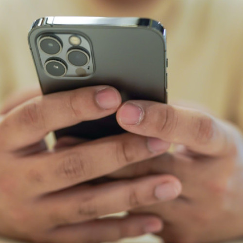 Abuz sexual anchetat în Italia: Mai mulți bărbați publicau fotografii intime cu soțiile lor pe un grup online, fără ca acestea să știe