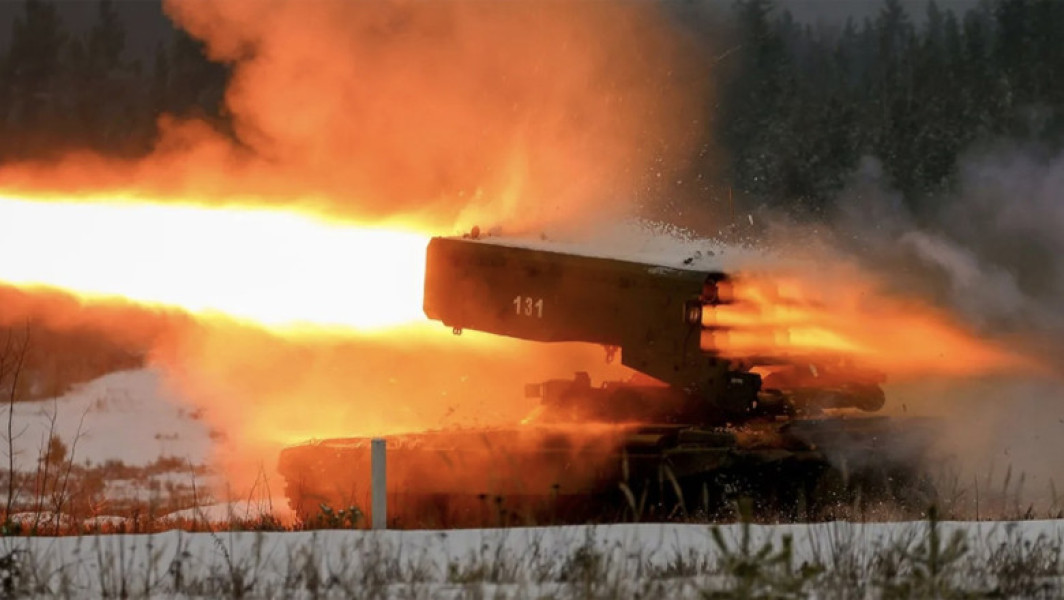 Video Momentul în care dronele ucrainene distrug un sistem rusesc de aruncătoare de flăcări TOS-1, în regiunea Zaporojie