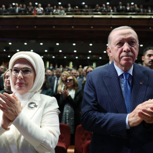 Emine Erdogan, prima doamnă a Turciei, a cerut soției președintelui SUA, Melania Trump, să arate aceeași grijă pentru copiii palestinieni uciși în Gaza precum a făcut-o pentru cei ucraineni. Potrivit EFE, într-o scrisoare publicată de presa turcă, ea a lăudat sensibilitatea exprimată de Melania Trump față de copiii din Ucraina, dar a îndemnat-o să-și extindă compasiunea și asupra situației din Gaza.