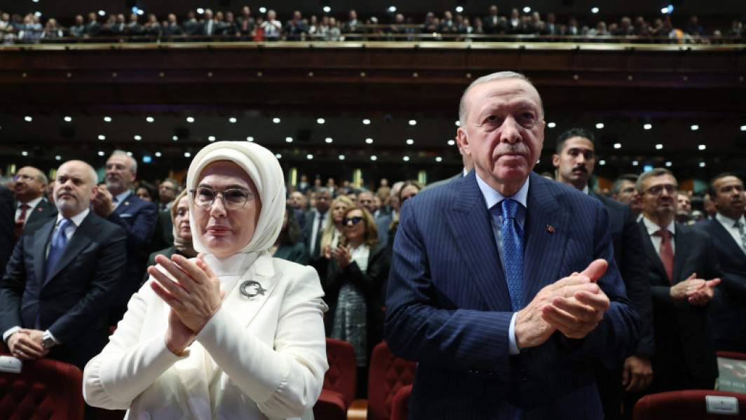 Emine Erdogan, prima doamnă a Turciei, a cerut soției președintelui SUA, Melania Trump, să arate aceeași grijă pentru copiii palestinieni uciși în Gaza precum a făcut-o pentru cei ucraineni. Potrivit EFE, într-o scrisoare publicată de presa turcă, ea a lăudat sensibilitatea exprimată de Melania Trump față de copiii din Ucraina, dar a îndemnat-o să-și extindă compasiunea și asupra situației din Gaza.