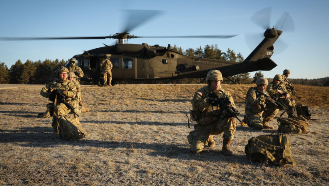 Europa pregătește posibilitatea desfășurării unor forțe militare în Ucraina pentru a spori nivelul de descurajare, dar deciziile sunt încă în stadiu incipient și complicate din punct de vedere politic și strategic. Potrivit unui articol de pe site-ul digi24.ro, după vizita recentă a liderilor europeni în Statele Unite, aceștia au discutat despre modul în care pot sprijini Ucraina într-un mod mai activ, inclusiv prin trimiterea de trupe.