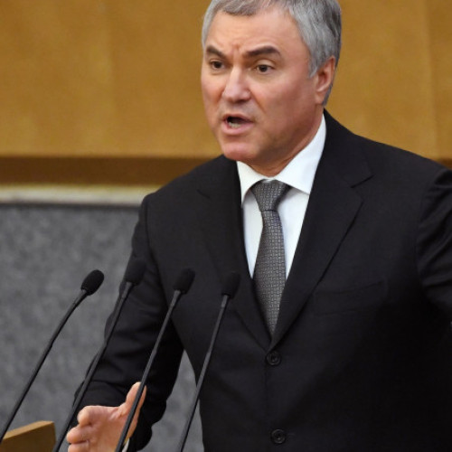 Veaceslav Volodin, președintele Dumei de Stat din Rusia, a ajuns luni în China cu scopul de a participa la cea de-a zecea reuniune a comisiei interparlamentare dintre cele două țări. Potrivit media rusești, quoted de Russia Today, imagini distribuite pe rețeaua socială Weibo arată sosirea sa în Beijing în prima parte a zilei. La sosire, Volodin a spus că, în timpul vizitei, va discuta cu oficialii chinezi despre modalități de a răspunde la presiunile sancțiunilor și despre contracararea intervențiilor externe.