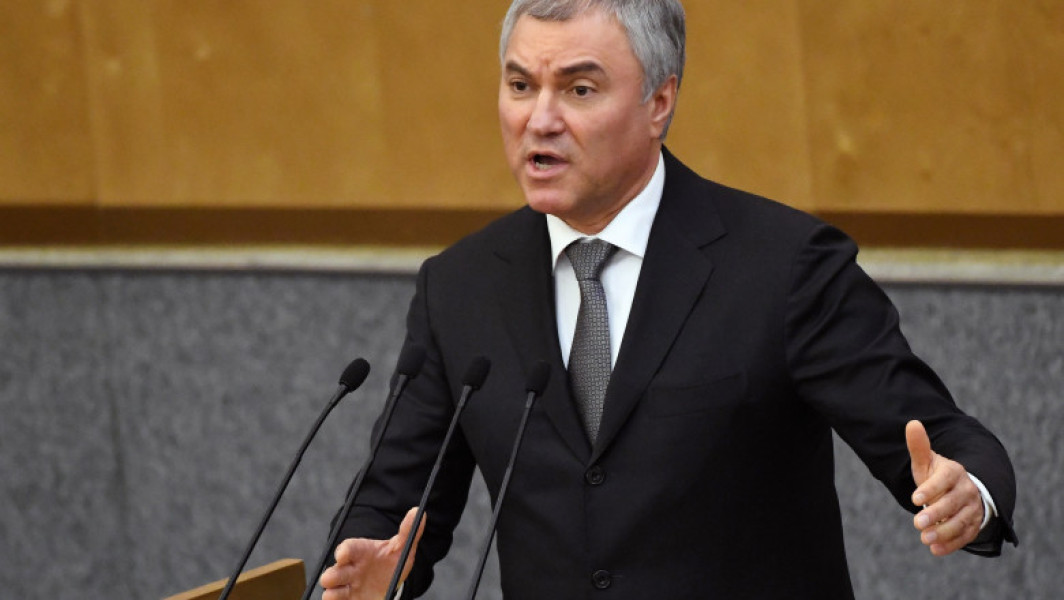 Veaceslav Volodin, președintele Dumei de Stat din Rusia, a ajuns luni în China cu scopul de a participa la cea de-a zecea reuniune a comisiei interparlamentare dintre cele două țări. Potrivit media rusești, quoted de Russia Today, imagini distribuite pe rețeaua socială Weibo arată sosirea sa în Beijing în prima parte a zilei. La sosire, Volodin a spus că, în timpul vizitei, va discuta cu oficialii chinezi despre modalități de a răspunde la presiunile sancțiunilor și despre contracararea intervențiilor externe.