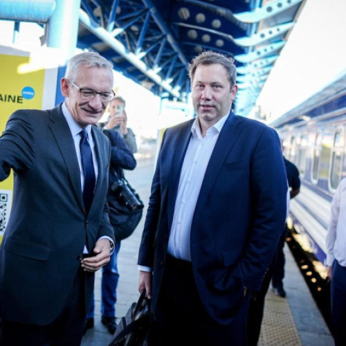 Prim-ministrul Norvegiei, Jonas Gahr Støre, a sosit luni în Ucraina, continuând seria vizitelor oficiale ale oficialilor europeni la Kiev, conform Ukrainskaia Pravda. Anunțul a fost făcut de ministrul de externe al Ucrainei, Andrii Sibiha, care a menționat pe platforma X că l-a întâmpinat pe oficialul norvegian în gară, alături de șeful cancelariei prezidențiale, Andrii Iermak.