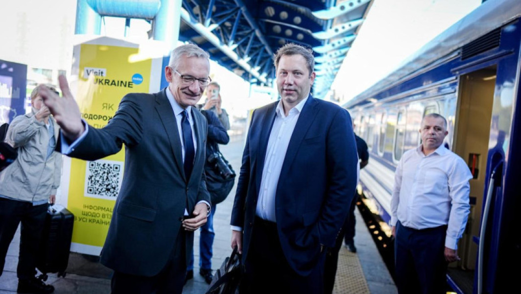 Prim-ministrul Norvegiei, Jonas Gahr Støre, a sosit luni în Ucraina, continuând seria vizitelor oficiale ale oficialilor europeni la Kiev, conform Ukrainskaia Pravda. Anunțul a fost făcut de ministrul de externe al Ucrainei, Andrii Sibiha, care a menționat pe platforma X că l-a întâmpinat pe oficialul norvegian în gară, alături de șeful cancelariei prezidențiale, Andrii Iermak.