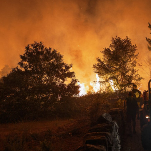 Un incendiu de pădure record în Portugalia mobilizează aproape 1.000 de pompieri