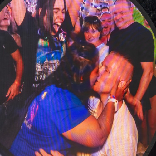 Moment memorabil la concertul Coldplay: un tânăr și-a cerut în căsătorie partenera pe stadionul Wembley