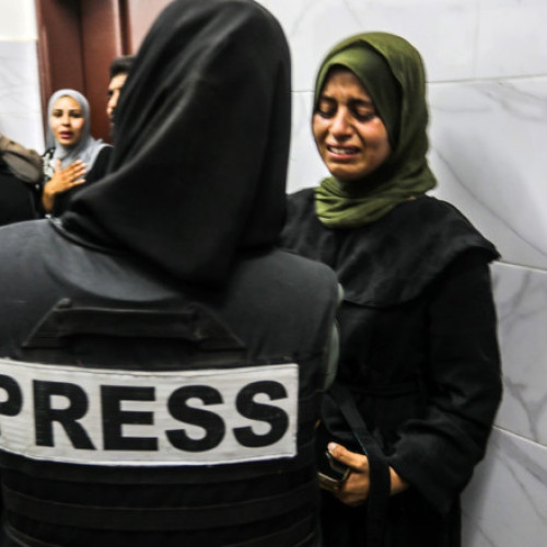 Cinci jurnaliști, printre care și colaboratori ai unor publicații internaționale precum Al Jazeera, Reuters și The Associated Press, au fost uciși într-un atac israelian asupra unui spital din sudul Fâșiei Gaza, soldându-se cu 20 de morți