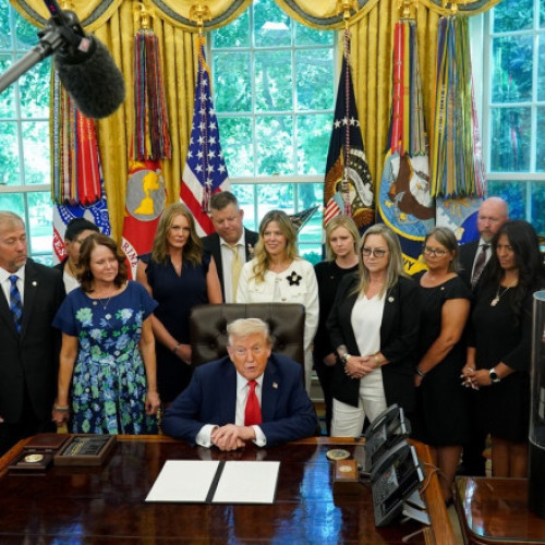 Donald Trump afirmă că nu este dictator, deși unii americanci ar dori să aibă un lider cu autoritate