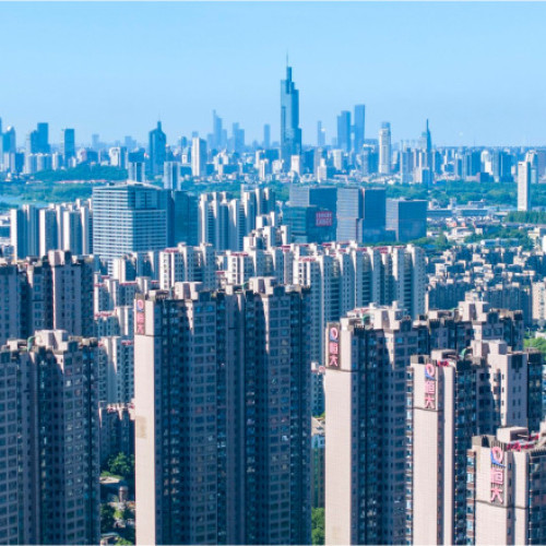 Evergrande, gigantul imobiliar al Chinei, a fost delistată de la bursa din Hong Kong, marcând finalul unei povești de succes și începutul unei perioade de incertitudine pentru compania care, cândva, era cea mai valoroasă firmă imobiliară din China. La peste 15 ani de la debutul său pe piața bursieră, compania ajunsese să valoreze peste 50 de miliarde de dolari, dar prăbușirea sa a fost declanșată de datoriile uriașe acumulare în urma unor împrumuturi care au finanțat extinderea rapidă.