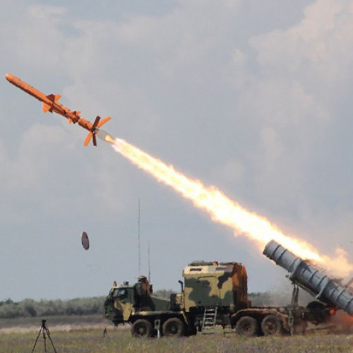 Ucraina a dezvăluit o versiune modernizată a rachetei de croazieră Neptune, cu rază lungă de acțiune, capabilă să lovească ținte aflate la până la 1.000 de kilometri distanță, relatează Defense Express. Inițial, racheta Neptune era o armă antinavă lansată de pe sol, fabricată în Ucraina, cu o rază maximă de 300 de kilometri. Aceasta a fost folosită în aprilie 2022 pentru a scufunda nava amiral a Rusiei din Marea Neagră, Moskva.