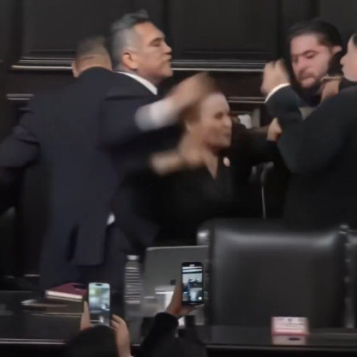 Violente în senatul Mexicului după un incident între liderul opoziției și președintele camerei