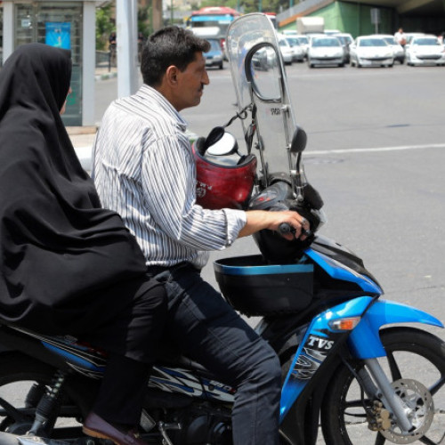 Iranul ia în considerare schimbarea legii privind conducerile motocicletelor de către femei