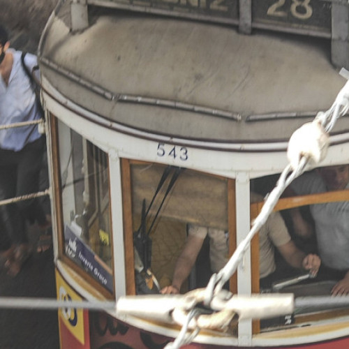 Tragedie în Lisabona: deraierea funicularului Glória provoacă victime