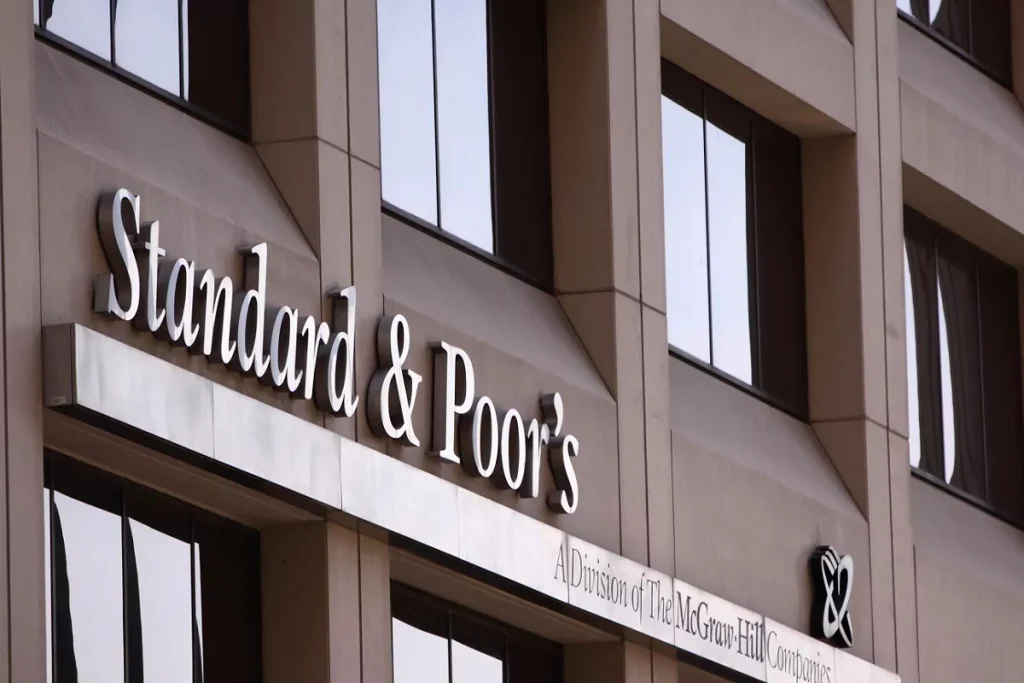 S&P Global Ratings menține ratingul României la BBB- cu perspectivă negativă