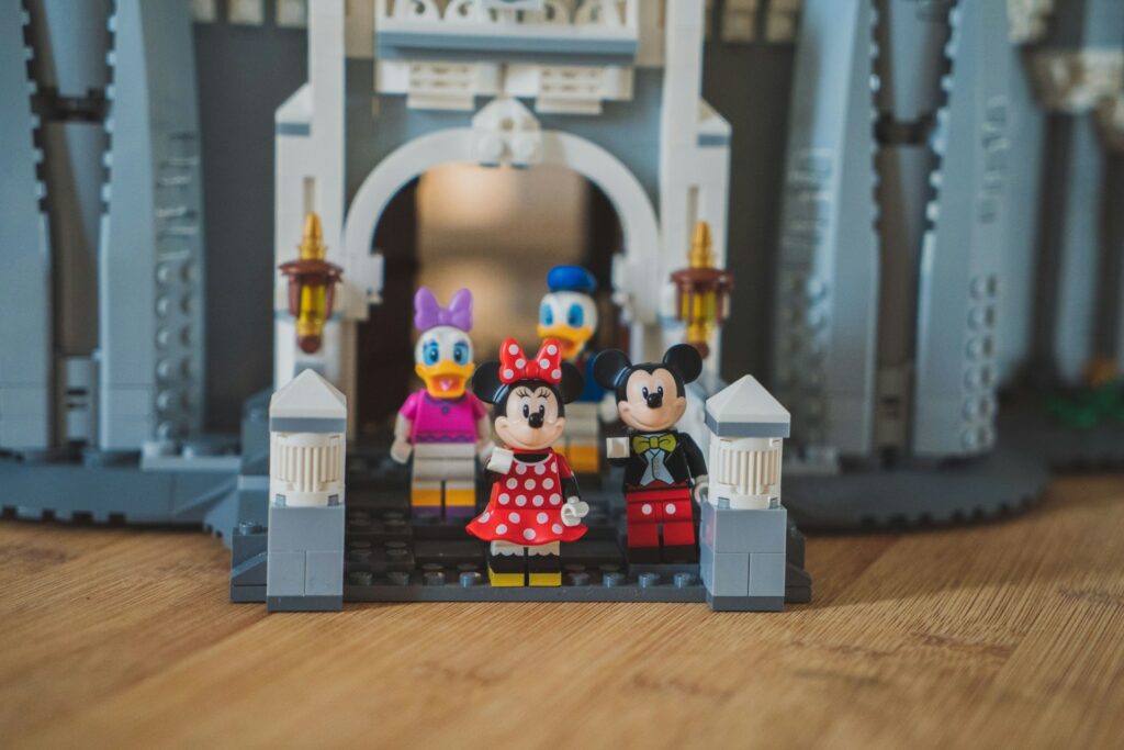 LEGO: seturi creative care stimulează imaginația fetelor de toate vârstele