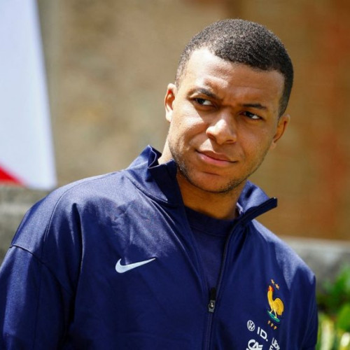 Kylian Mbappé primește un BMW de top, deși nu are permis de conducere